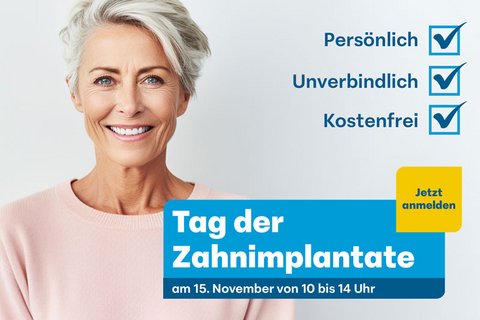 Frau mit kurzen grauen Haaren und rosa Pulli neben Banner zum Tag der Zahnimplantatein Augsburg am 15.11.2025
