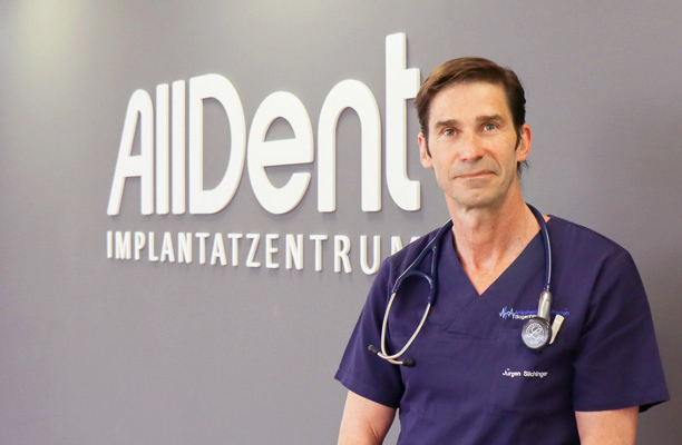 Anästhesist steht neben AllDent Logo